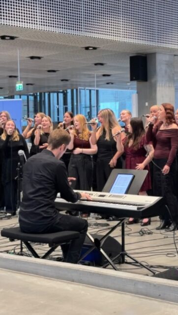 Andre Venner - @pillowich (ignis cover)

Tak til @dokk1aarhus @syng_dk @kor72_dk @kaikavocals og @voa_voicesofaarhus for en fantastisk dag.